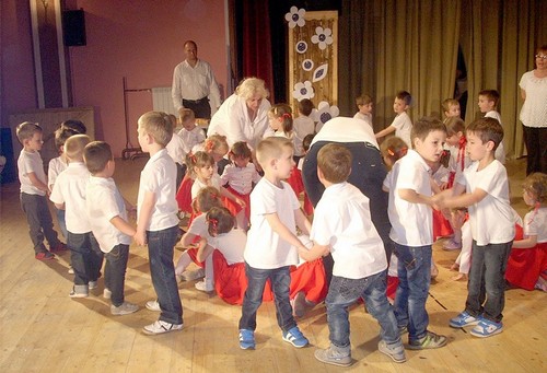 A topolyai Duna Utcai Óvoda pajtásai tavaszi gyermekjátékokkal örvendeztették meg a közönséget