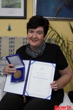 Dr. Szőke Anna a Brunszvik Teréz-díjjal (Lakatos János felvétele)
